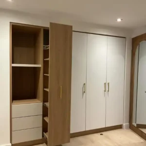 Dressing avec porte ouvrante