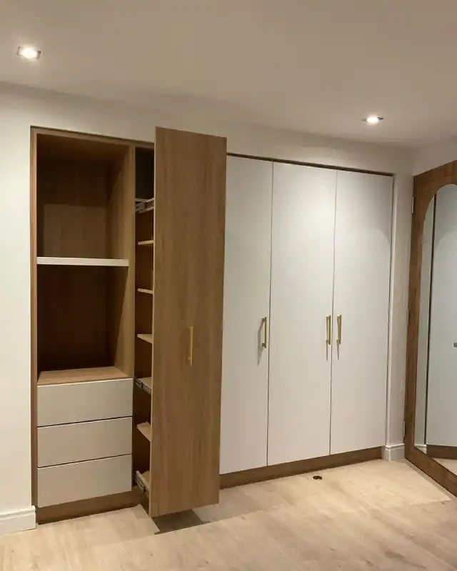 Dressing avec porte ouvrante